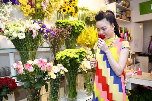 Vũ Hoàng Điệp mua hoa tặng mẹ ngày 8/3 - 2