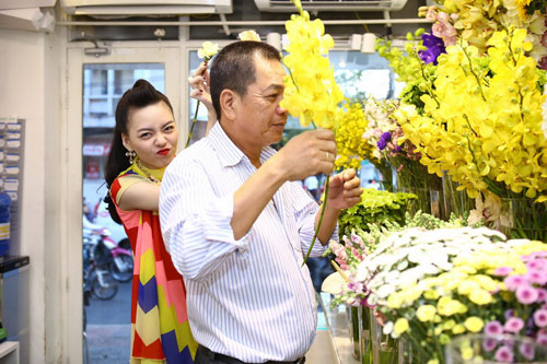 Vũ Hoàng Điệp mua hoa tặng mẹ ngày 8/3 - 4