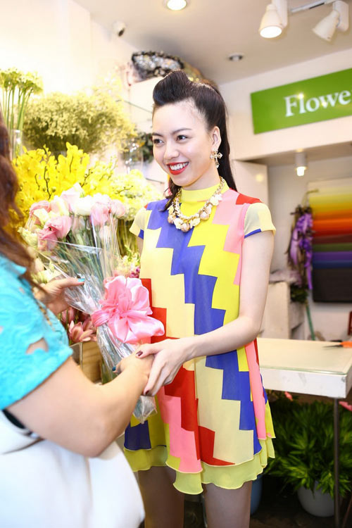 Vũ Hoàng Điệp mua hoa tặng mẹ ngày 8/3 - 7