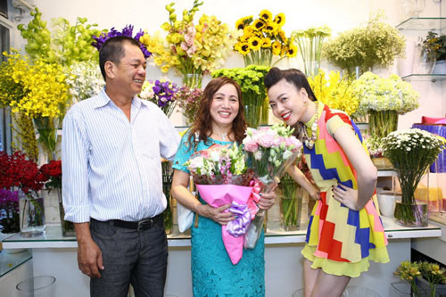 Vũ Hoàng Điệp mua hoa tặng mẹ ngày 8/3 - 8