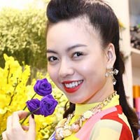 Xu hướng thời trang - Vũ Hoàng Điệp mua hoa tặng mẹ ngày 8/3