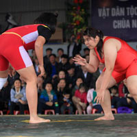 Bóng đá - Phận gái chơi thể thao