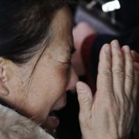 Tin tức trong ngày - Máy bay Malaysia mất tích: Bật khóc chờ người thân