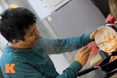 8/3: Anh Chánh trổ tài vào bếp - 6