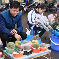 Bạn trẻ - Cuộc sống - 8/3, sinh viên Hà Nội nhộn nhịp kinh doanh