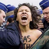 Tin tức trong ngày - Ảnh ấn tượng: Người đẹp để ngực trần phản đối Nga