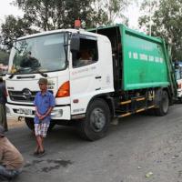 Tin tức trong ngày - Hàng trăm người dân chặn xe rác