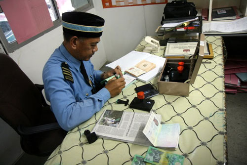 Malaysia điều tra sĩ quan để lọt hộ chiếu giả - 1