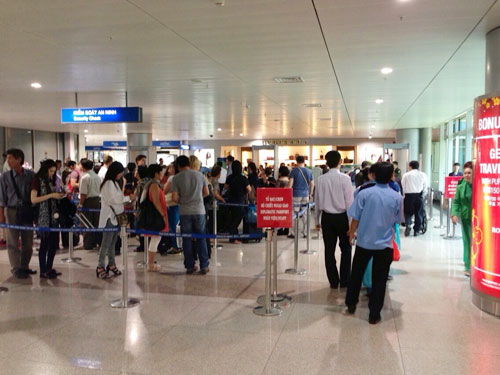 VN: Khách đi máy bay phải tháo giày để soi - 1