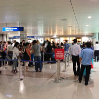Tin tức trong ngày - VN: Khách đi máy bay phải tháo giày để soi