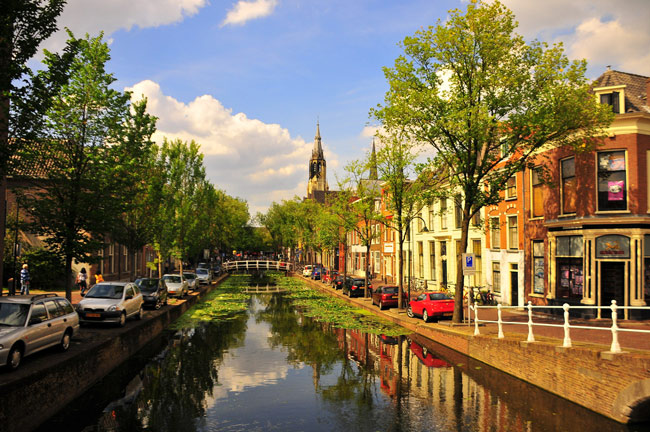 Delft là một thành phố nhỏ đẹp như tranh vẽ, thuộc tỉnh Zuid-Holland (Hà Lan). Đây là một trong những thành phố lịch sử với những kiến trúc&nbsp;được gìn giữ gần như nguyên vẹn.&nbsp;
