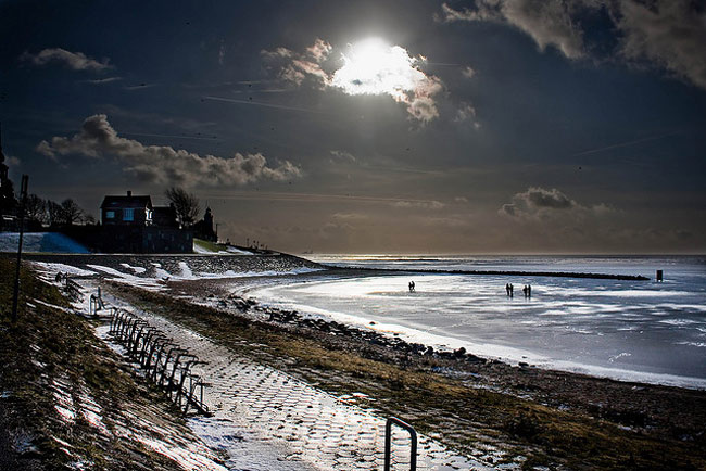 Ijsselmeer là hồ nước nhân tạo lớn nhất Hà Lan. Khung cảnh bên hồ đẹp ma mị đặc biệt là vào những ngày lạnh và sương mù.


