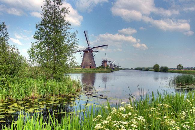 Làng Kinderdijk là một trong những điểm du lịch quan trọng của Hà Lan, được UNESCO công nhận là Di sản thế giới vào năm 1997.&nbsp;
