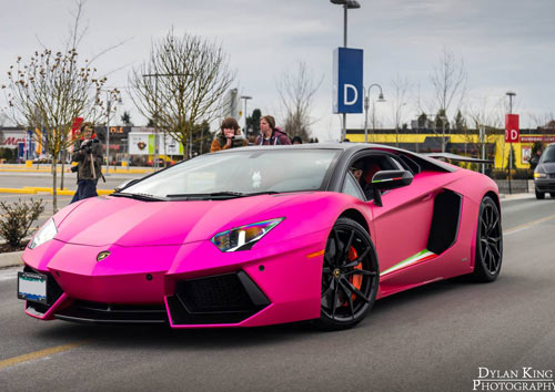 Lamborghini Aventador màu hồng nổi bần bật trên phố - 1