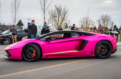 Lamborghini aventador màu hồng nổi bần bật trên phố