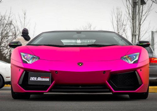 Lamborghini aventador màu hồng nổi bần bật trên phố