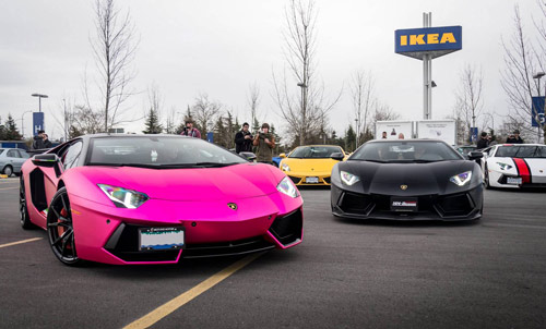 Lamborghini aventador màu hồng nổi bần bật trên phố