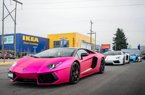 Lamborghini aventador màu hồng nổi bần bật trên phố