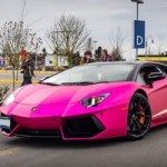 Ô tô - Xe máy - Lamborghini Aventador màu hồng nổi bần bật trên phố