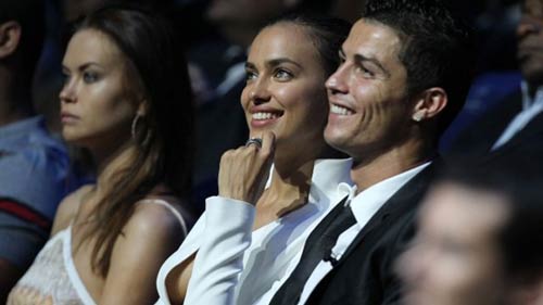 Chán cảnh bạn gái khoe thân, Ronaldo bắt cưới - 1