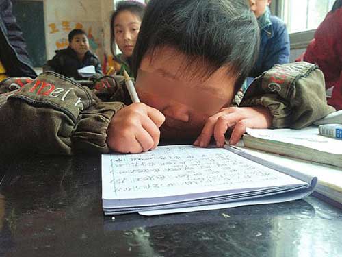 TQ: Cha cõng con 30 km đến trường mỗi ngày - 4