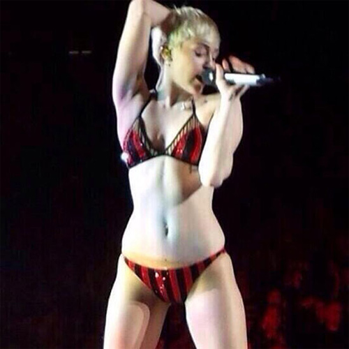 Miley bị la ó vì mặc nội y lên sân khấu - 1