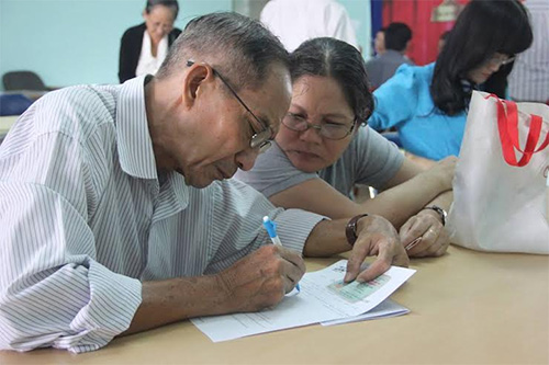 Mẹ Việt Nam anh hùng vượt khó đi thi hát - 4