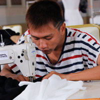 Xu hướng thời trang - Thí sinh căng thẳng tại vòng thi cắt may