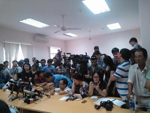 Máy bay mất tích: Phóng viên ngoại “bở hơi tai” - 2