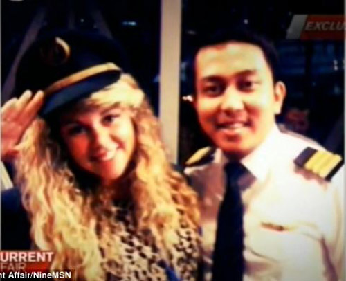 Cơ phó MH370 từng mời phụ nữ lạ mặt vào cabin - 1