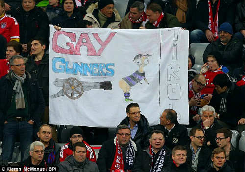 Ozil bị fan Bayern chế nhạo là gay - 1
