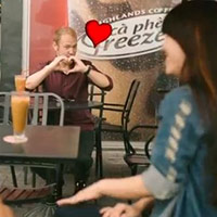 Bạn trẻ - Cuộc sống - Chàng Tây cover "Anh không đòi quà" gây sốt