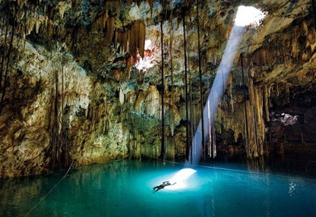 Từ "Cenote” bắt nguồn từ chữ "dzonot” hoặc "ts'onot” trong ngôn ngữ của người Maya cổ xưa, nó có nghĩa là "giếng trời thiêng liêng”.&nbsp;Tên gọi này ám chỉ nguồn nước sinh hoạt chính cung cấp cho cả vùng đất, giúp người dân không phải chịu đựng cảnh hạn hán kéo dài.
