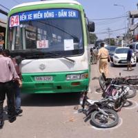 Tin tức trong ngày - 3 người thoát chết trước bánh xe buýt