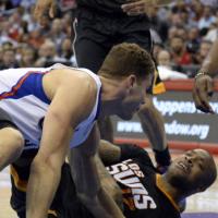 Thể thao - Hết hồn với màn đấu vật ở sàn bóng rổ