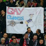 Bóng đá - Ozil bị fan Bayern chế nhạo là gay