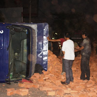 Tin tức trong ngày - Lật xe tải, gạch đổ tràn trên Quốc lộ 1A