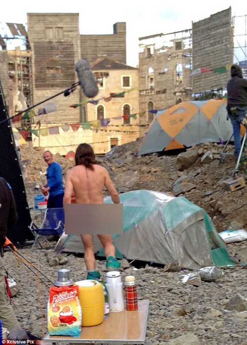 Sao Brokeback Mountain khỏa thân trên trường quay - 2