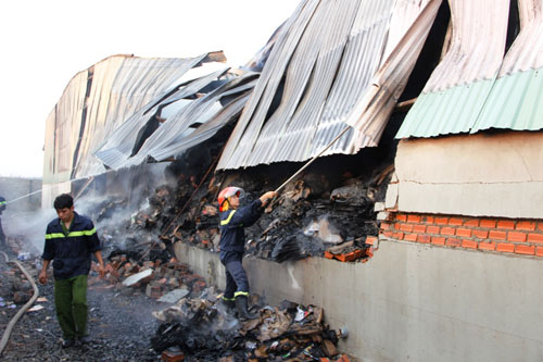 Hỏa hoạn thiêu rụi nhà máy giấy trong KCN - 1