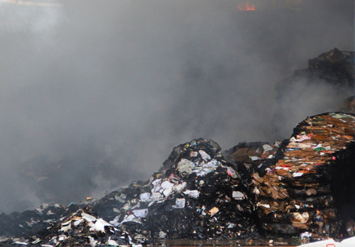 Hỏa hoạn thiêu rụi nhà máy giấy trong KCN - 2