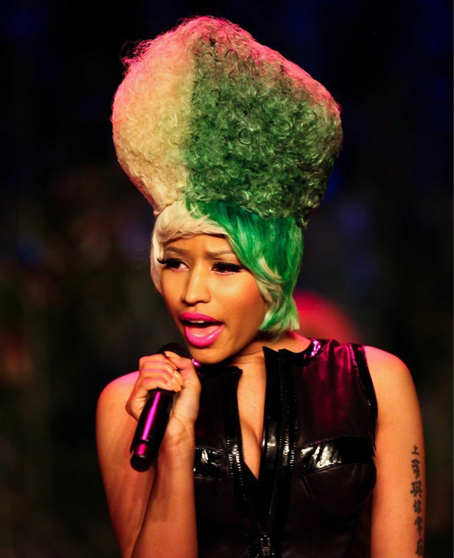 Nicki Minaj thật nổi bật với chiếc mũ đội đầu lấy cảm hứng từ thiên nhiên
