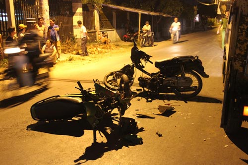 Hai xe máy đấu đầu, ba thanh niên thương vong - 1