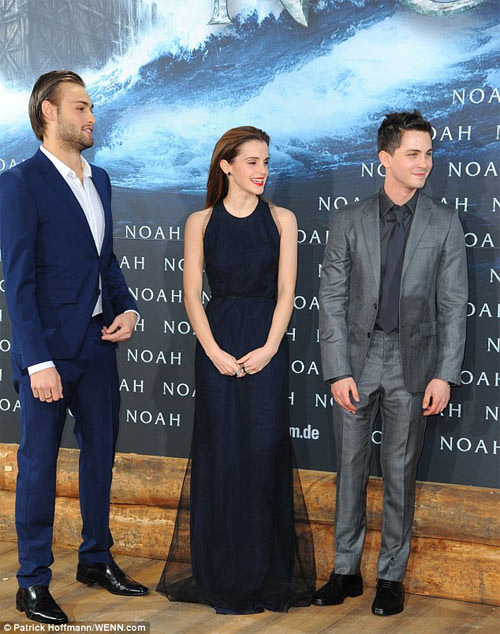 Cô đào Mỹ ngượng chín mặt vì váy xẻ hiểm - 11