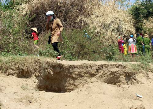Vụ 5 HS chết trong hố cát: Chắc con lạnh lắm! - 2