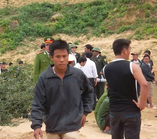 Vụ gốc sưa “khủng”: Lo bị đòi tiền “bán” công phát hiện - 1