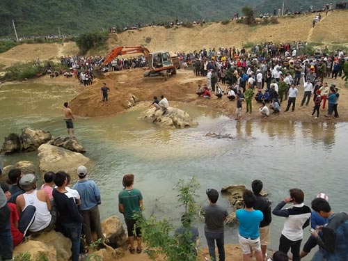 Vụ gốc sưa “khủng”: Lo bị đòi tiền “bán” công phát hiện - 3