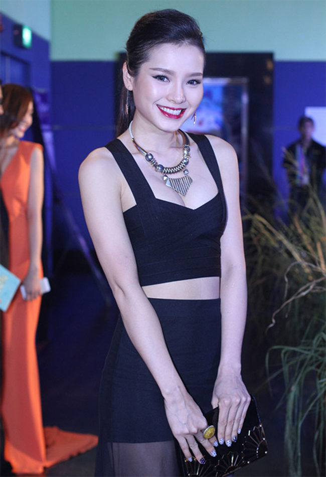 Phương Trinh Jolie tên thật là Nguyễn Ngọc Phương Trinh, người từng giành giải nhất cuộc thi Ngôi sao tiếng hát truyền hình 2006
