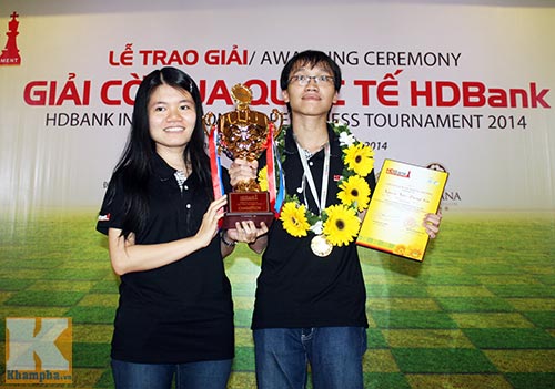 Trường Sơn cùng bạn gái nâng cúp HD Bank 2014 - 7