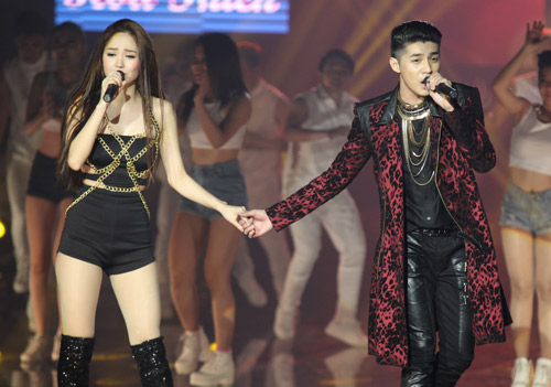 Minh Hằng lăn lê bò toài trên sân khấu - 8