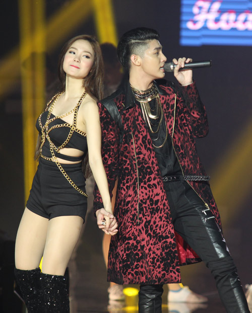 Minh Hằng lăn lê bò toài trên sân khấu - 9